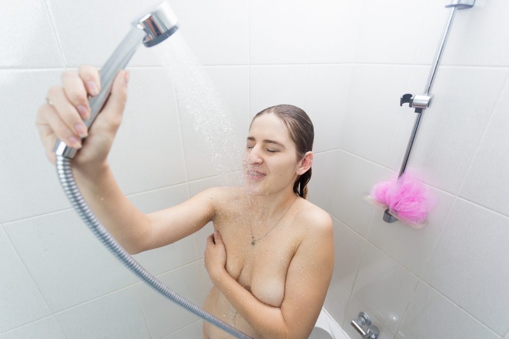Lustgefühle in der Dusche durch gezieltes Richten des Strahls an die Muschi